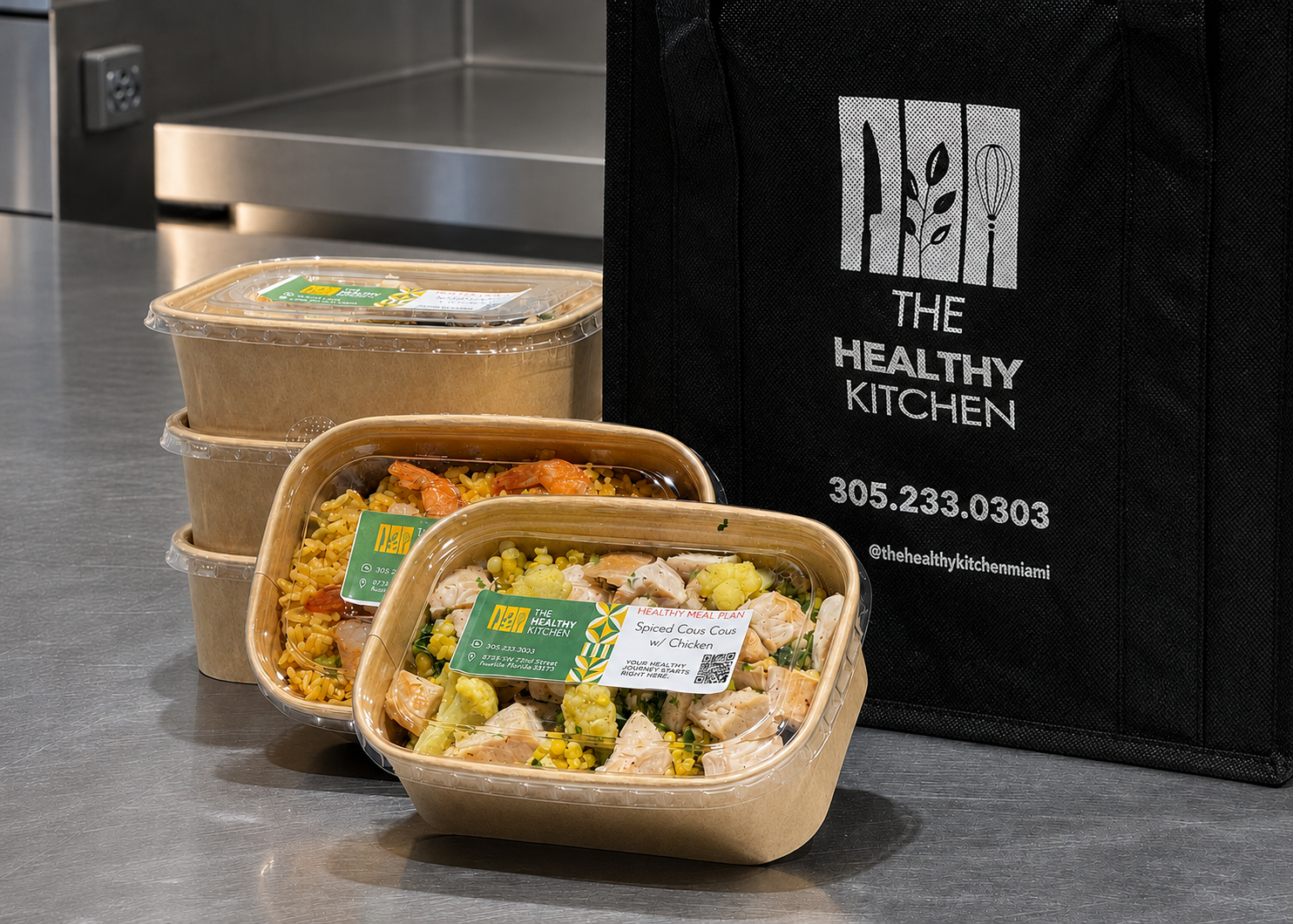 Healthy Kitchen Miami eco container meals beside the insulated delivery bag